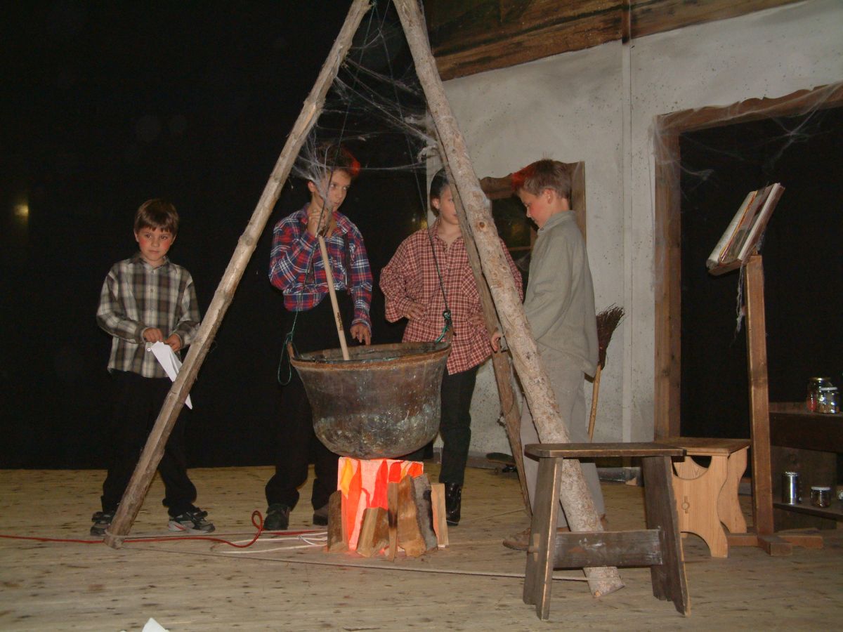 Theater_2018.12.04_1505_2004_Hexenbrei_034.jpg